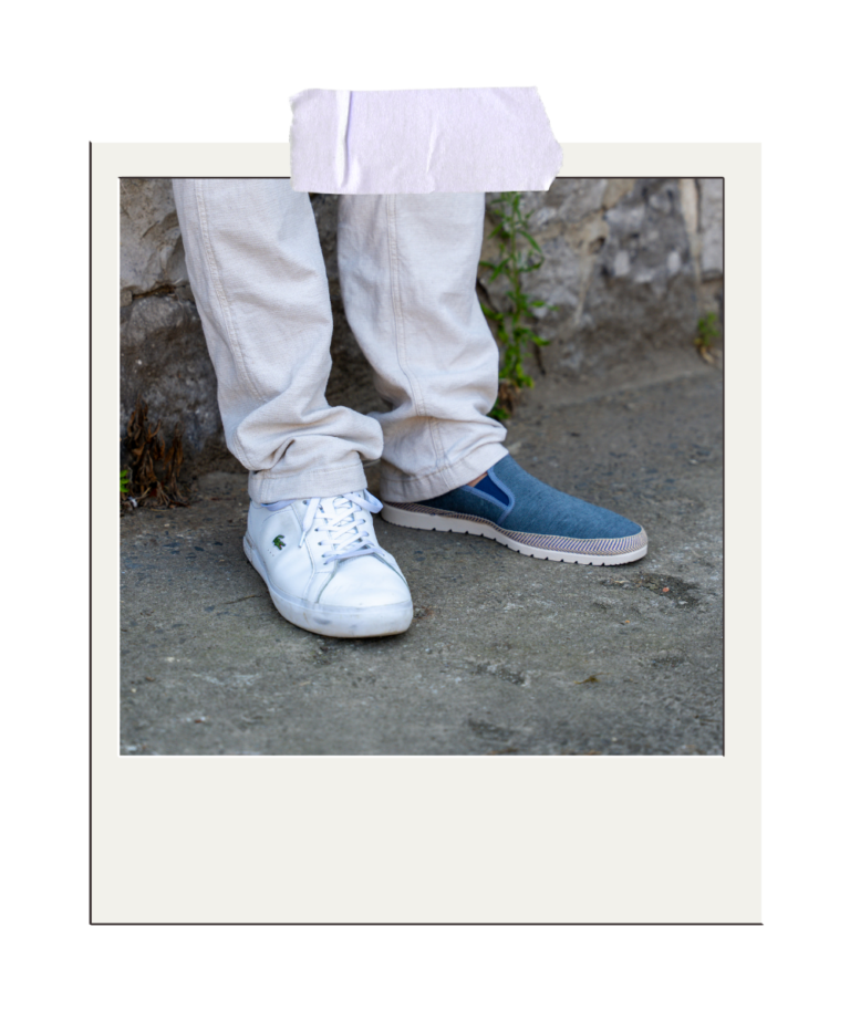 Zwei verschiedene Schuhe am Mismatched Shoes Day am 14. Oktober 2026 tragen