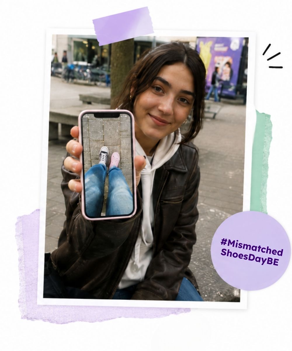 Junge Frau, die auf ihrem Smartphone ein Foto von zwei unterschiedlichen Schuhen zeigt